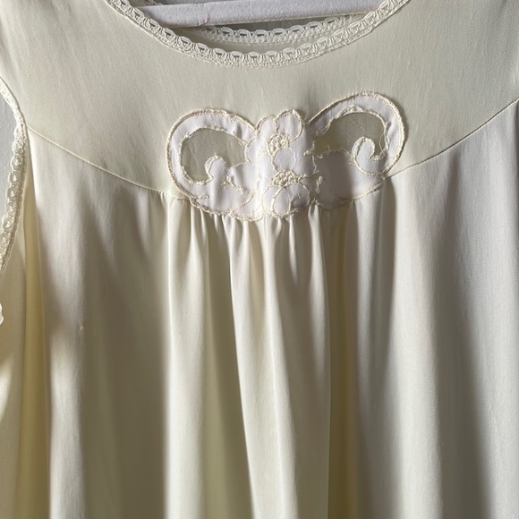 Vintage yellow lace sleeveless nightgown slip - Picture 2 of 7